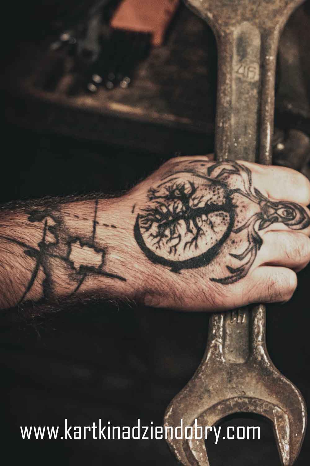 tatuaże męskie na rękę